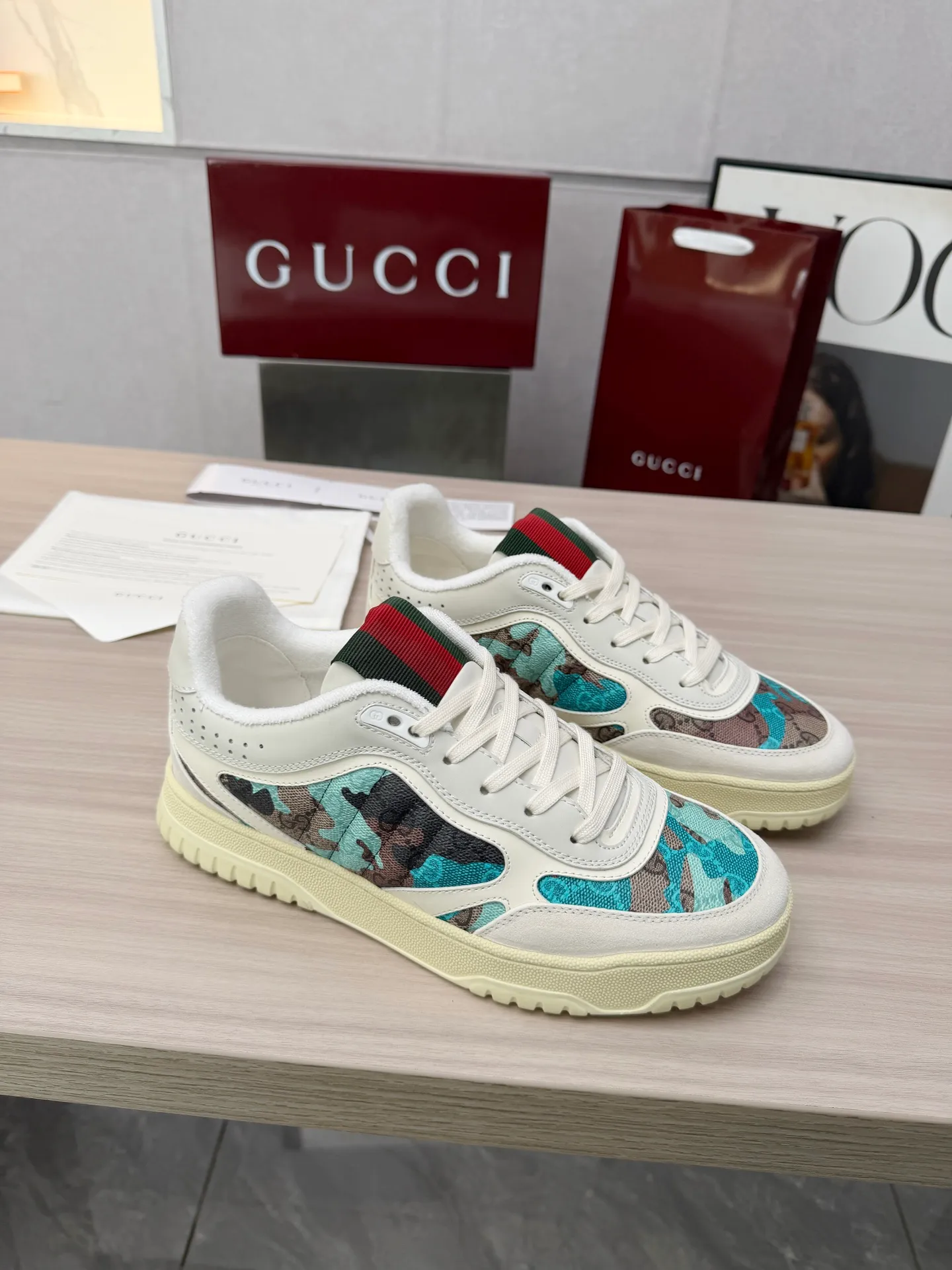 [G Home] P: 600💰 Men's Size: Men's 39-44 (45 custom-made) 🆕2025.GUCC Gucci original order quality The latest popular high and low top distressed couple sneakers series are shipped. Original purchase, development and production. This high and low top sneakers adopt a basketball-style silhouette design, cleverly integrated with hollow panels and distressed effects, showing unique ingenuity. The ingenuity incorporates brand logo details such as interlocking Double G styling accessories and Gucci lettering, a low-key tribute to the brand's design heritage. Exquisite packaging at the delivery counter 🛍📦 ▪️ Fabric: Original customized imported first-layer cowhide ▪️ Inner lining: Imported first-layer cowhide ▪️ Sole: Original molded two-color TPU sole ▪️ Sole thickness: 3cm